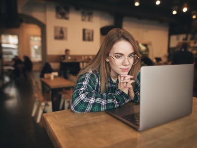 Student using laptop for AI scholarship search | Source: The College Investor