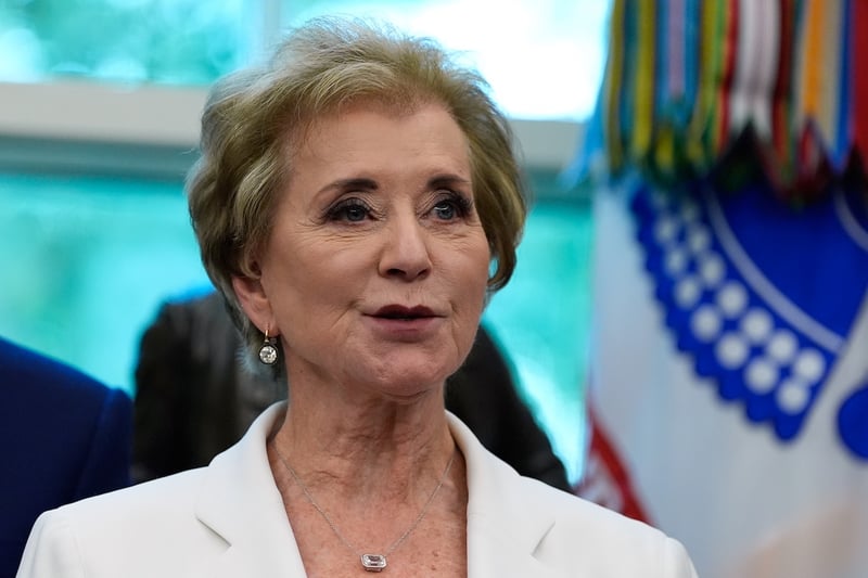 La secretaria de educación, Linda McMahon, habla en la Oficina Oval de la Casa Blanca antes de que el presidente Donald Trump firme una orden ejecutiva sobre el cáncer infantil y el uso de IA, el martes 30 de septiembre de 2025, en Washington. (AP Photo/Alex Brandon)