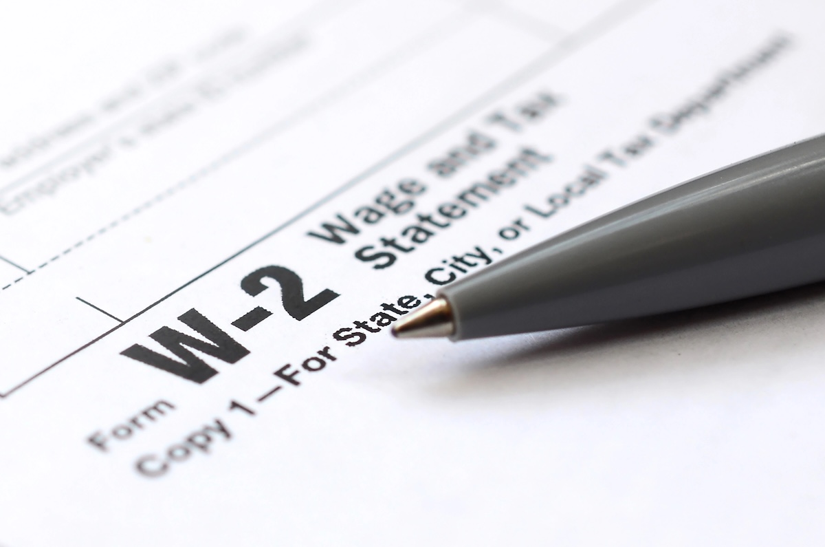 Der Stift fällt auf das Steuerformular W-2 Lohn- und Steuererklärung. Zeit, Steuern zu zahlen W2 vs. W4 | Quelle: The College Investor